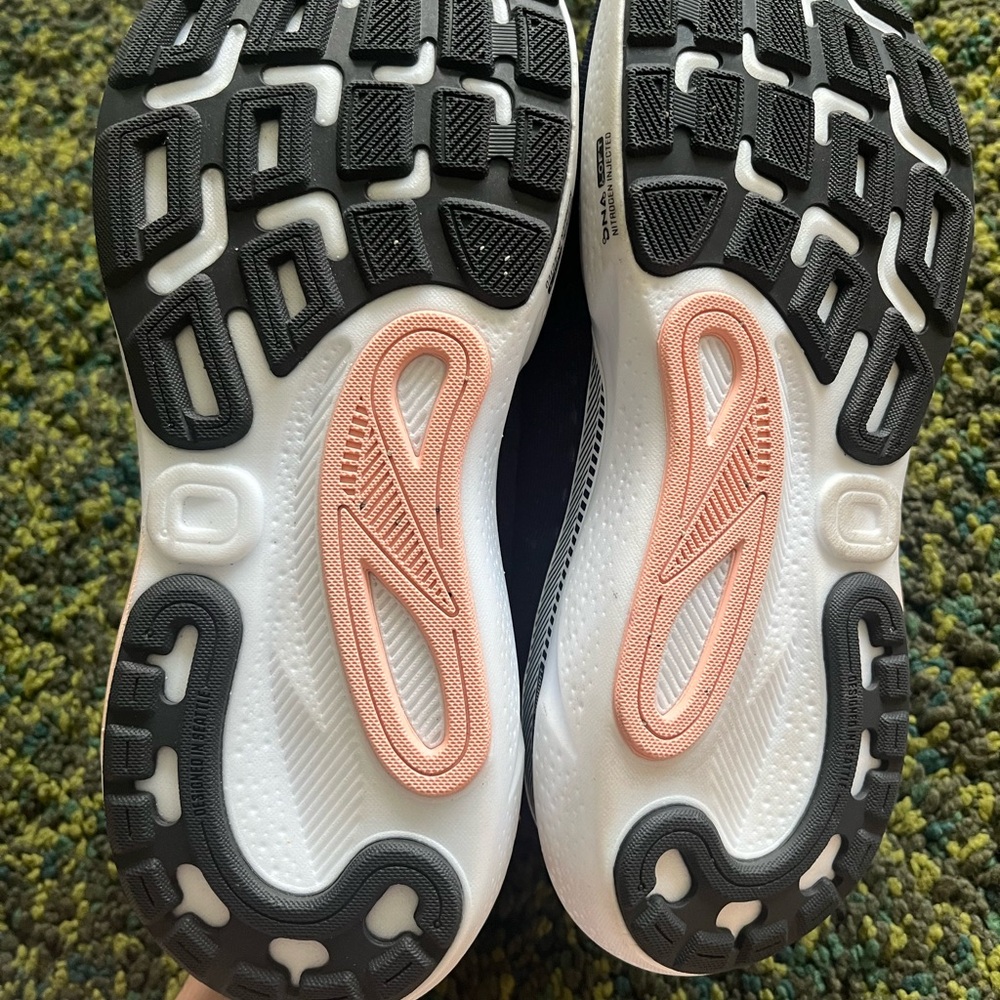 Brooks Women’s Black and White Running Shoe with Subtle Peach Accent - Picture 6 of 9